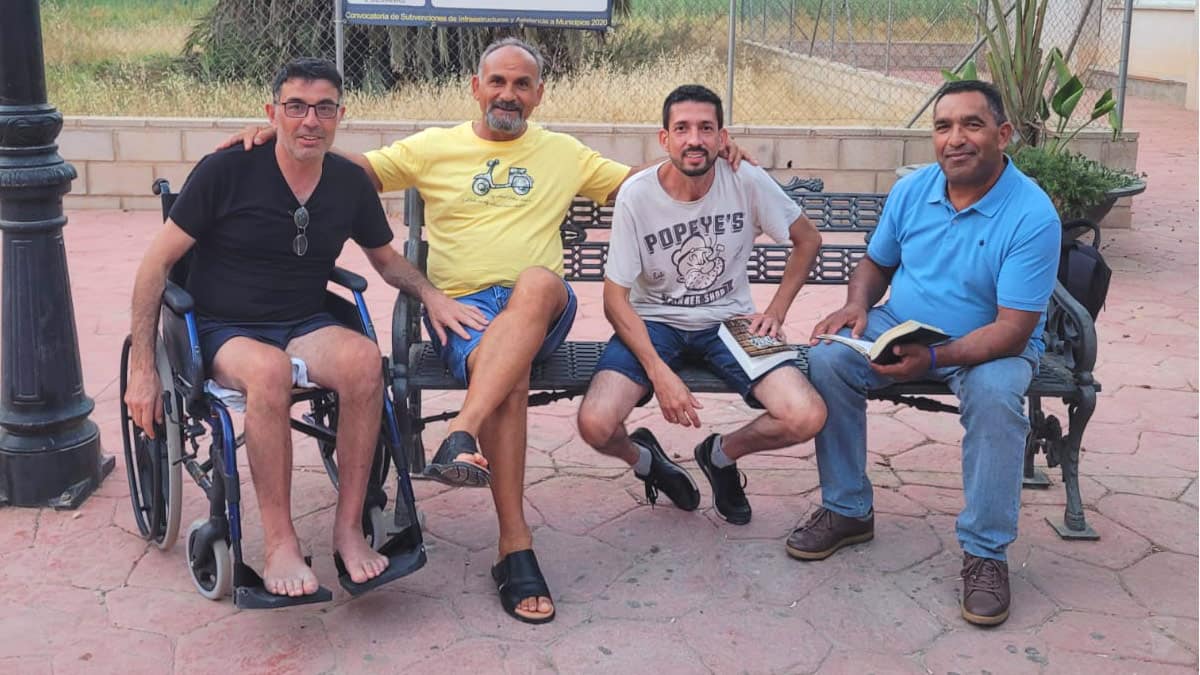 Jesús Serna en carrito de ruedas con su amigo recién convertido y junto a un obrero de la iglesia y el pastor Francisco Moreno